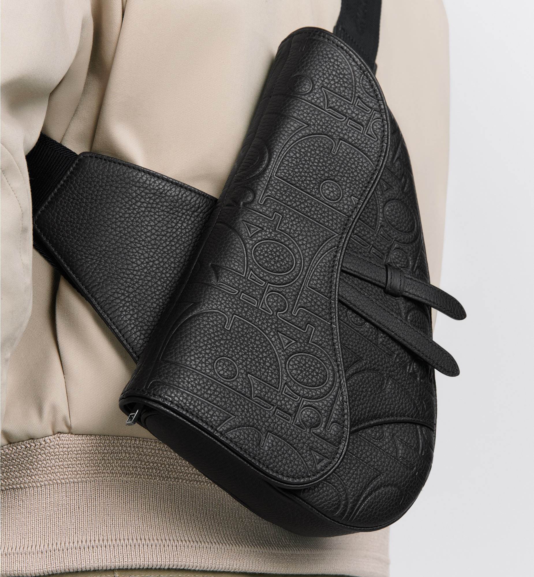 Túi đeo chéo nam Dior 9263 màu đen 