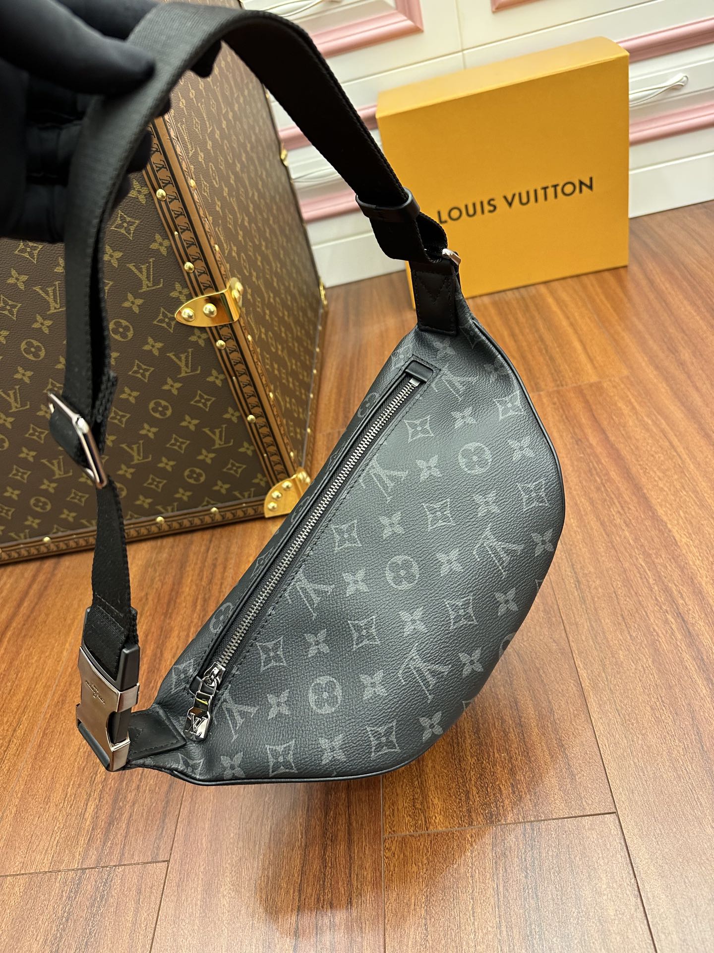 Túi Đeo Hông Louis Vuitton Discovery PM M46035