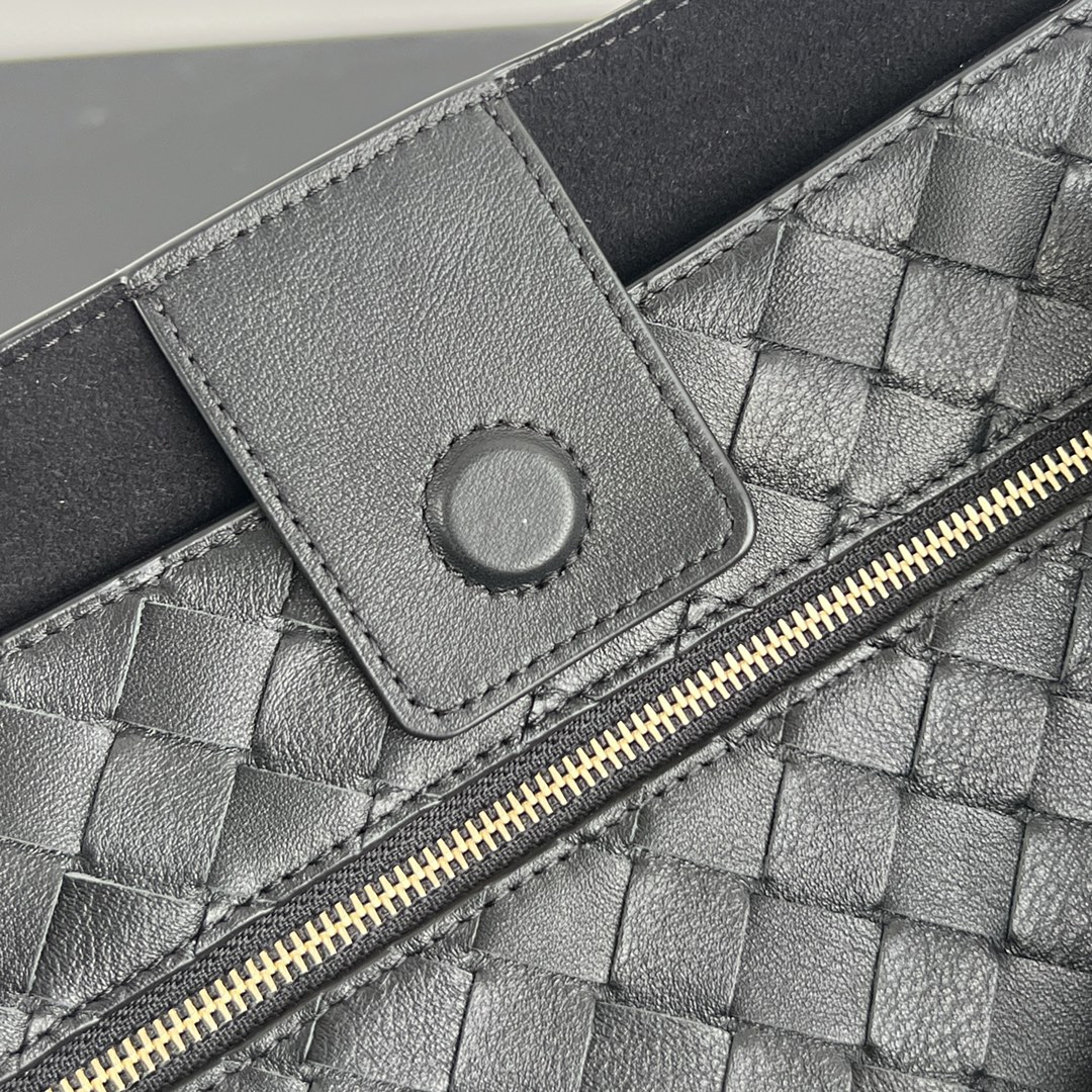 Túi Xách BV Adiamo 709683 Màu Đen 