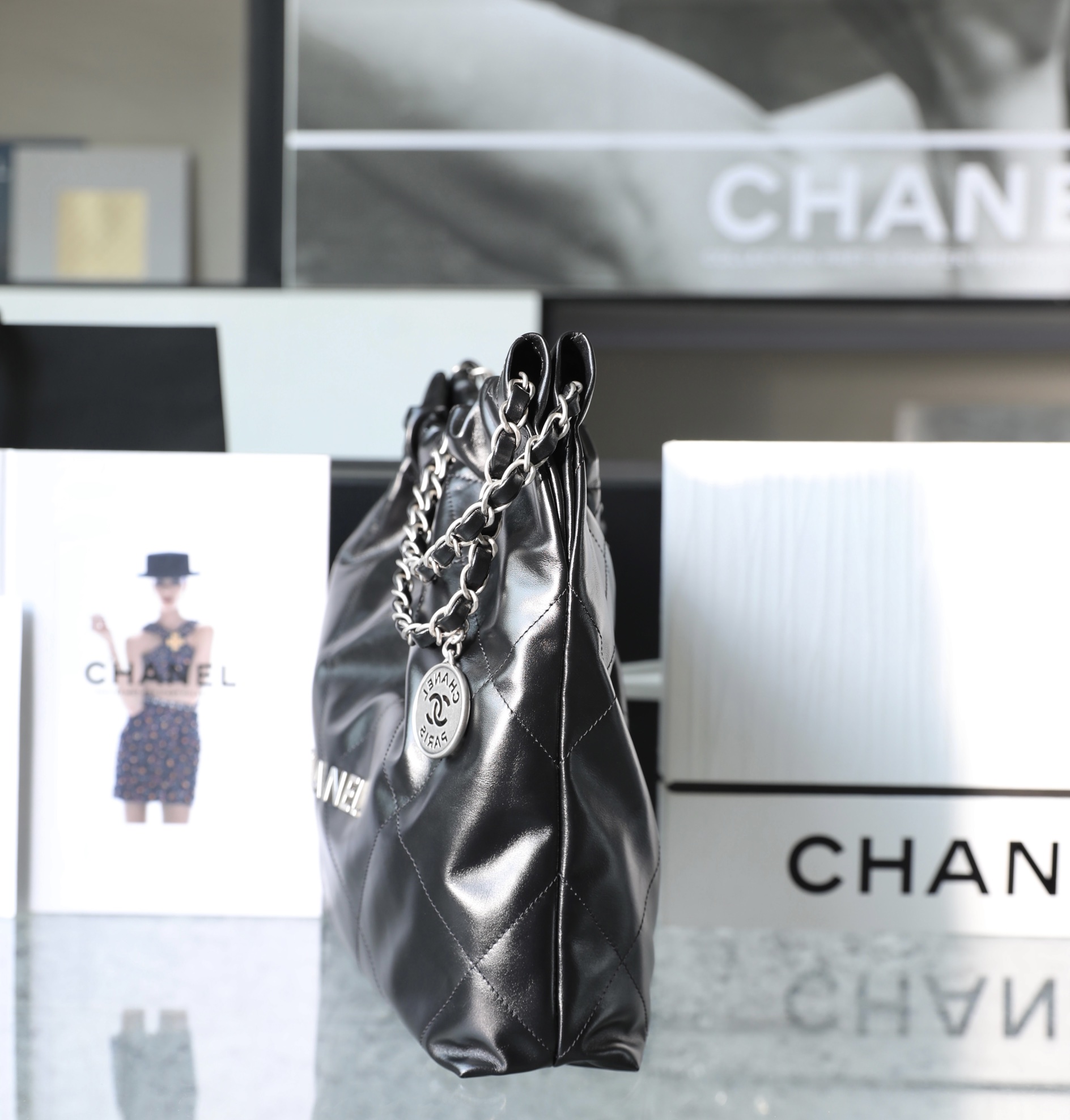 Túi xách Channel 22 bag đen dây bạc 