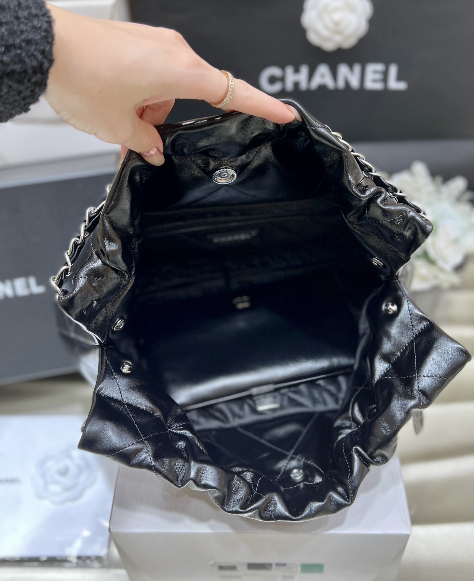 Túi Xách Chanel 22BAG AS4486 Màu Đen 