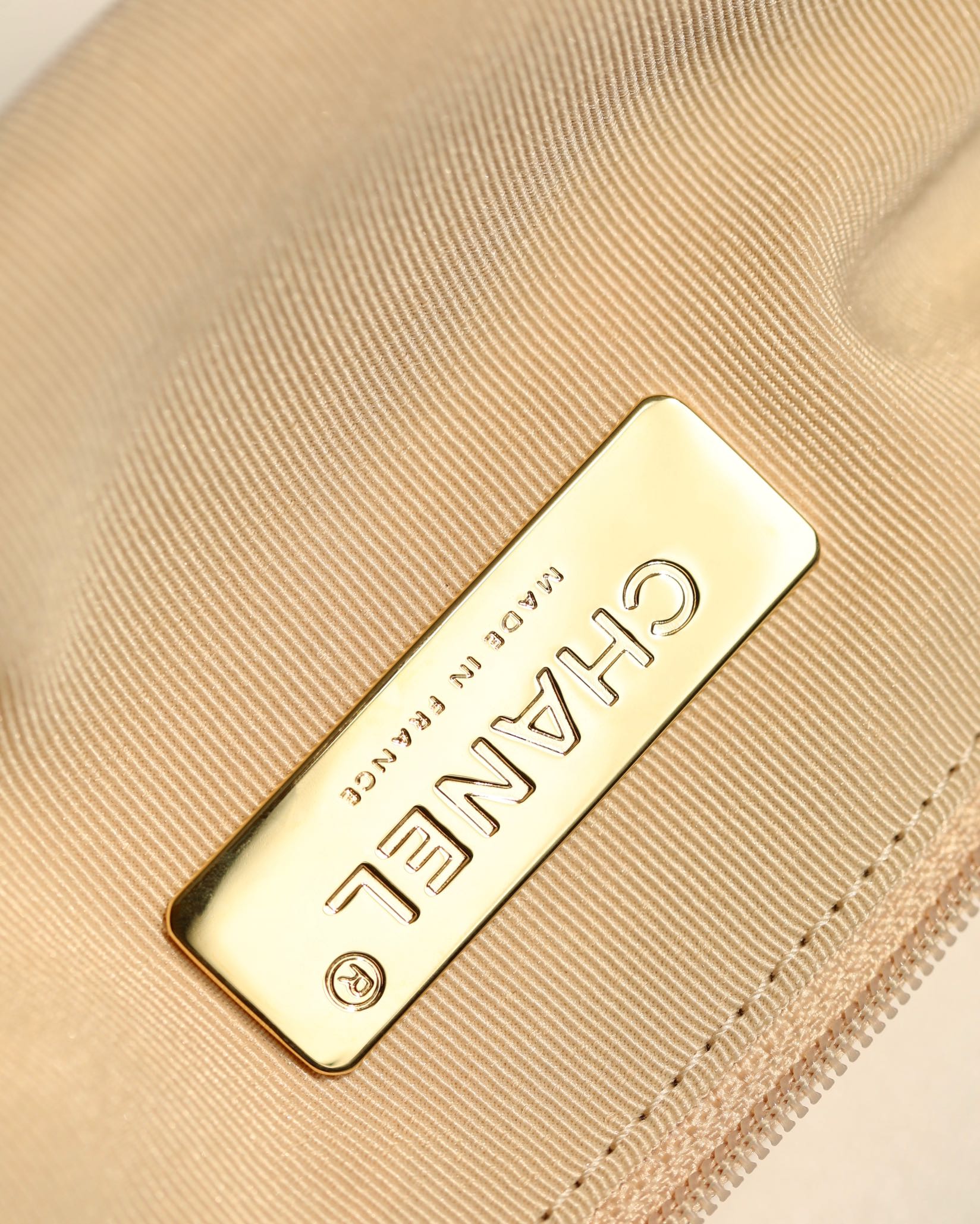 Túi xách Channel C19 bag trắng 