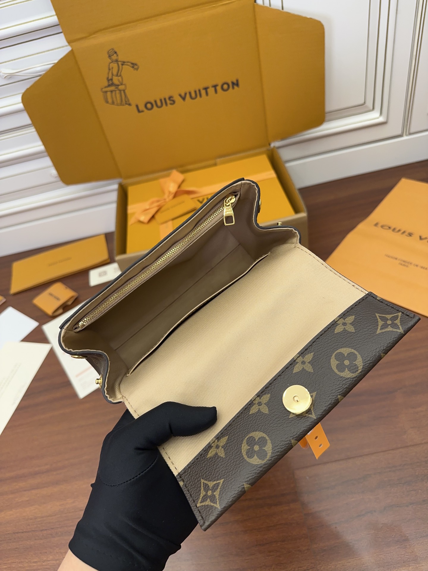 Túi Đeo Chéo Nữ Louis Vuitton LV Cluny Mini M46055 Màu Nâu