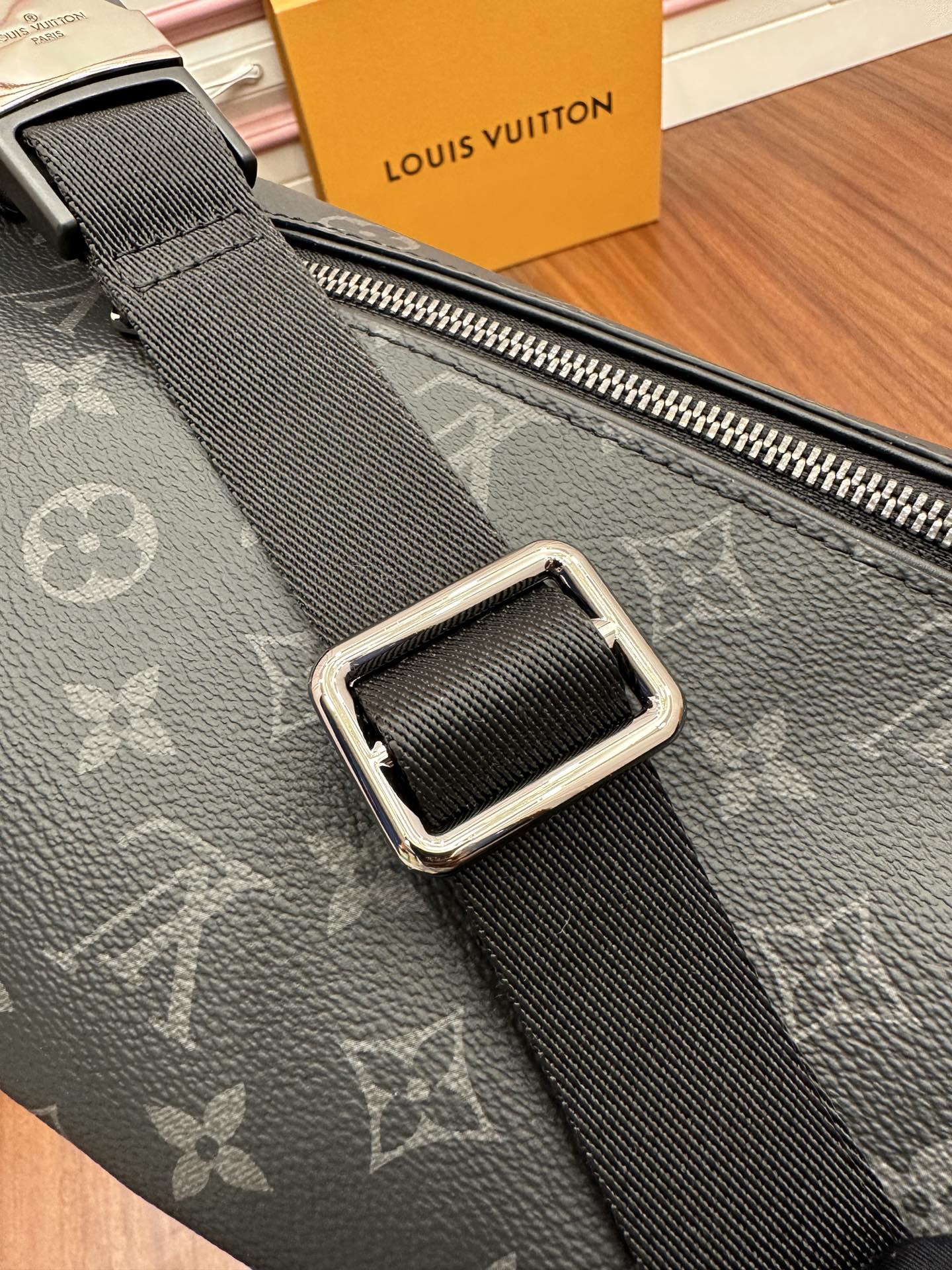 Túi Đeo Hông Louis Vuitton Discovery PM M46035