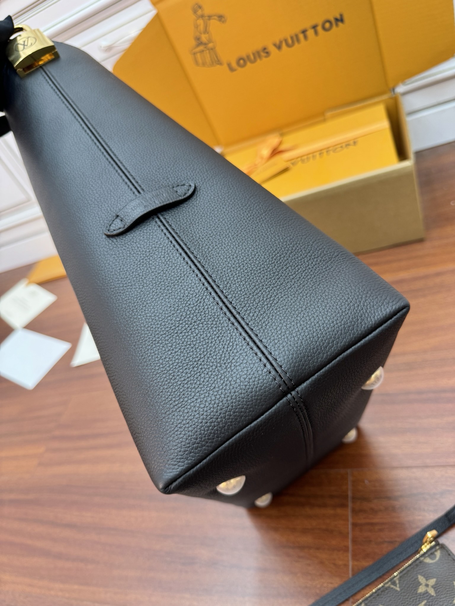 Túi Xách Nữ Louis Vuitton Low Key Hobo MM M24856