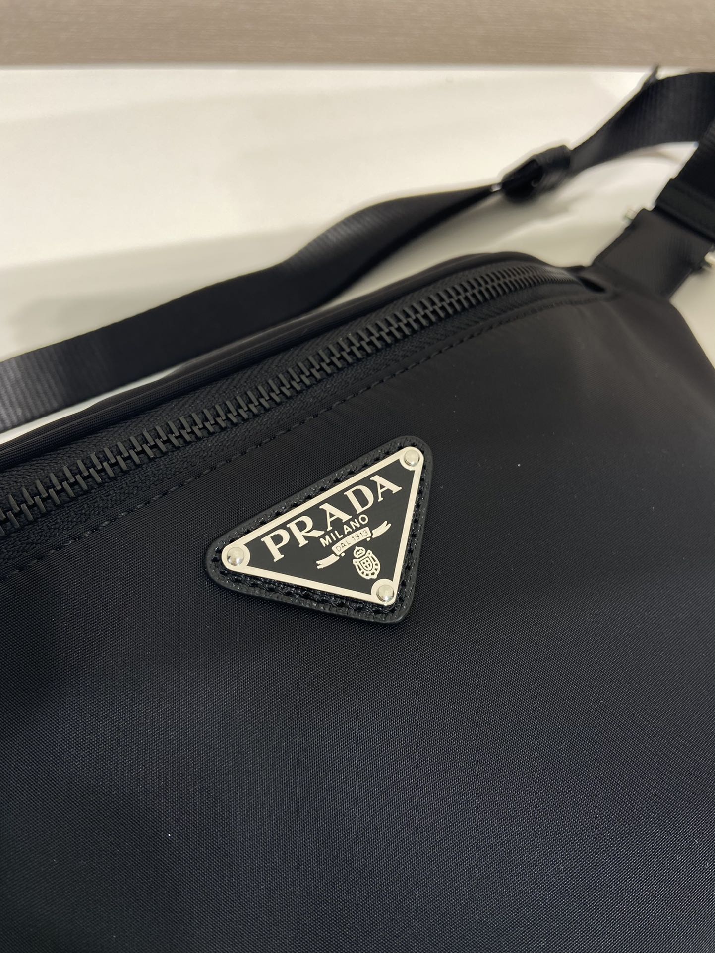 Túi đeo lưng Prada 2Vl033A màu đen 