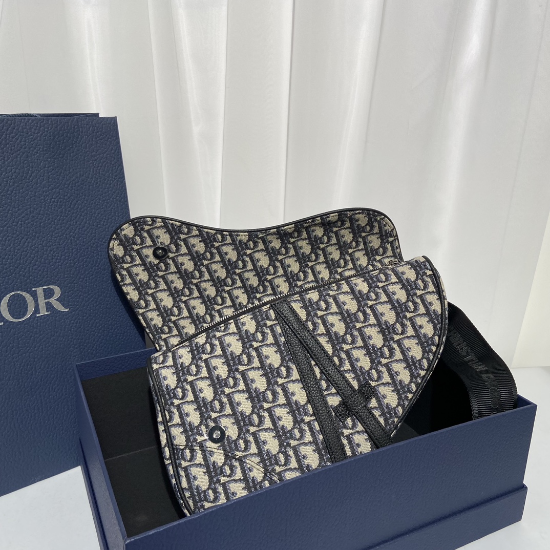 Túi Xách Nam Dior Sadle Màu Trắng 9001