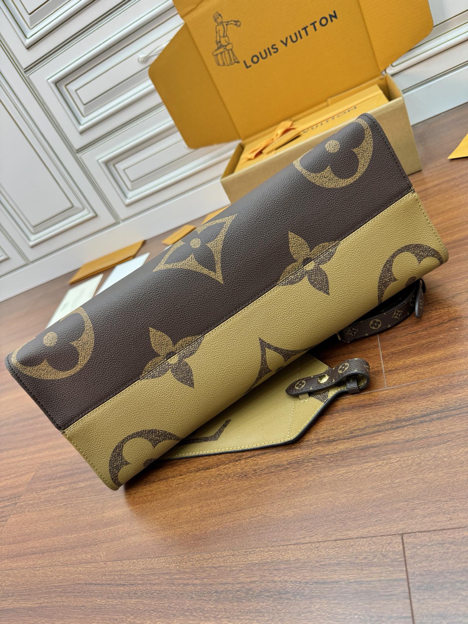 Cabas OnTheGo Voyage M46823 