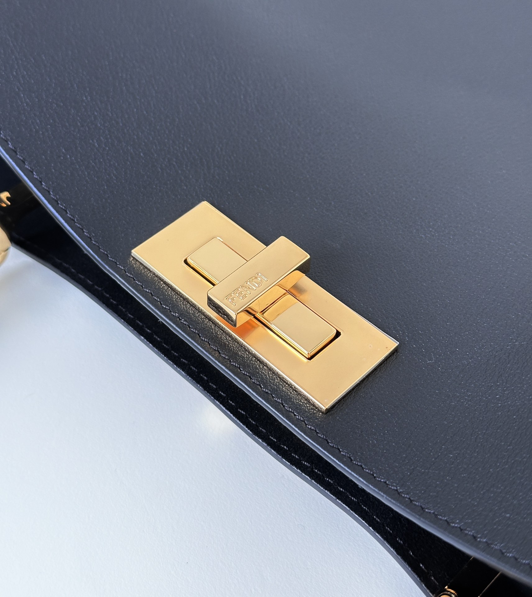 TÚI XÁCH NỮ FENDI 80172 MÀU ĐEN 
