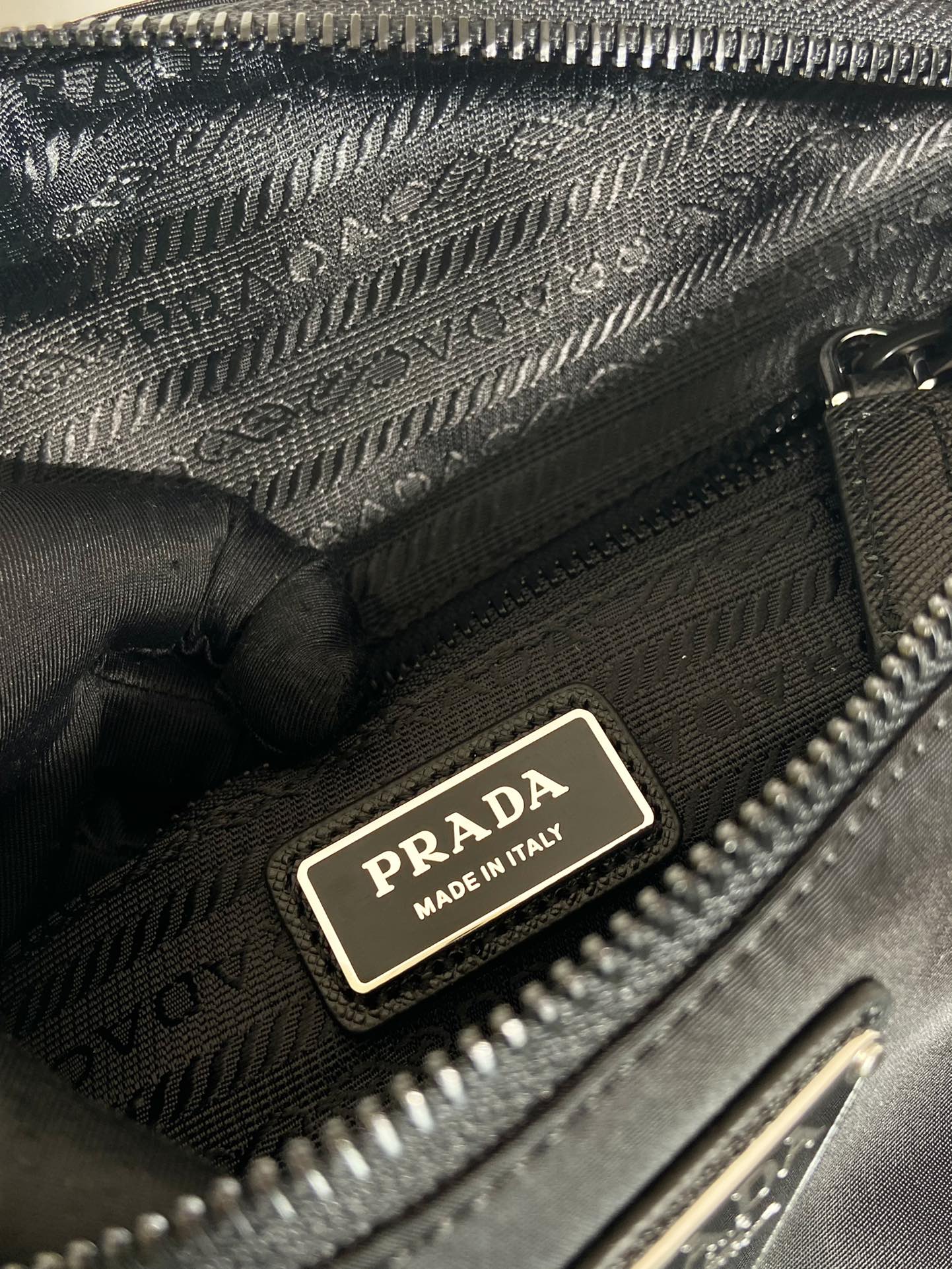 Túi đeo lưng Prada 2Vl033A màu đen 