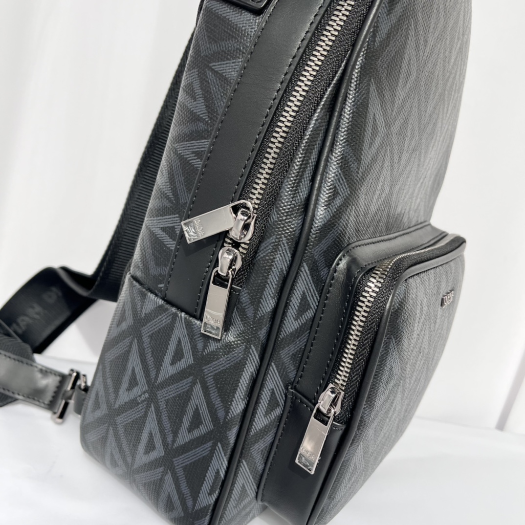 Túi Đeo Chéo Nam Dior Diamond Màu Đen 9927
