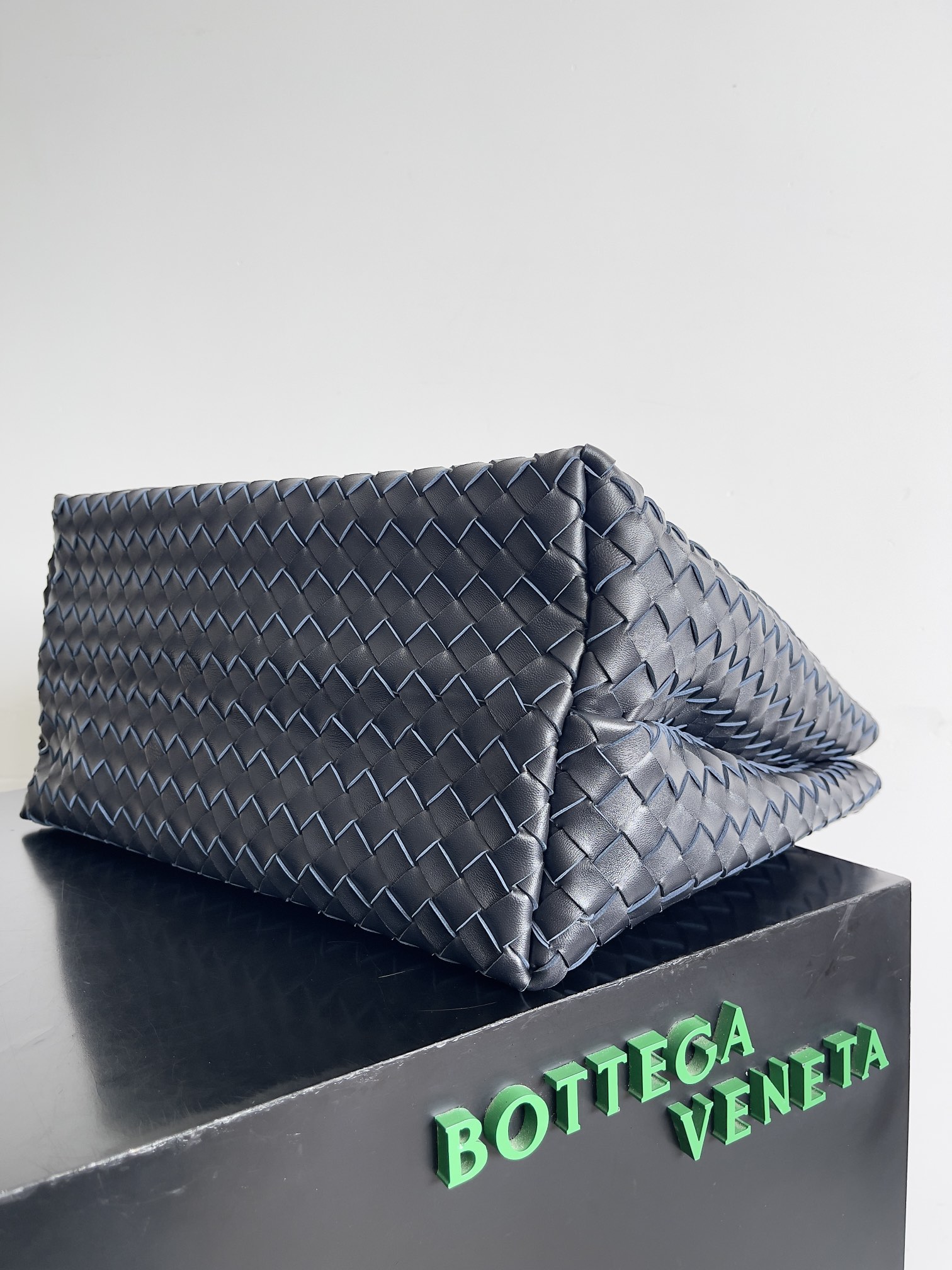 Túi xách nữ bottega veneta màu đen 743575