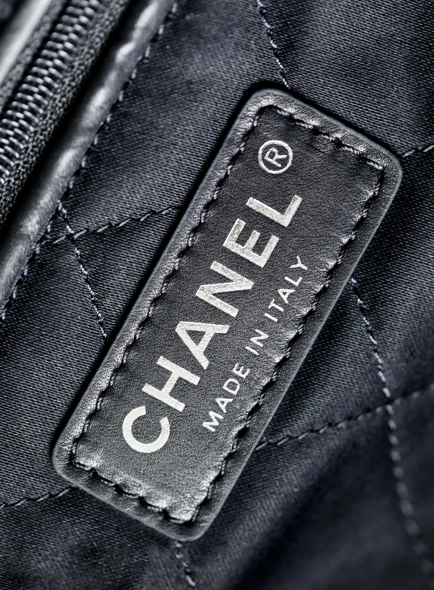 Túi xách Channel 22 Bag đen dây bạc 