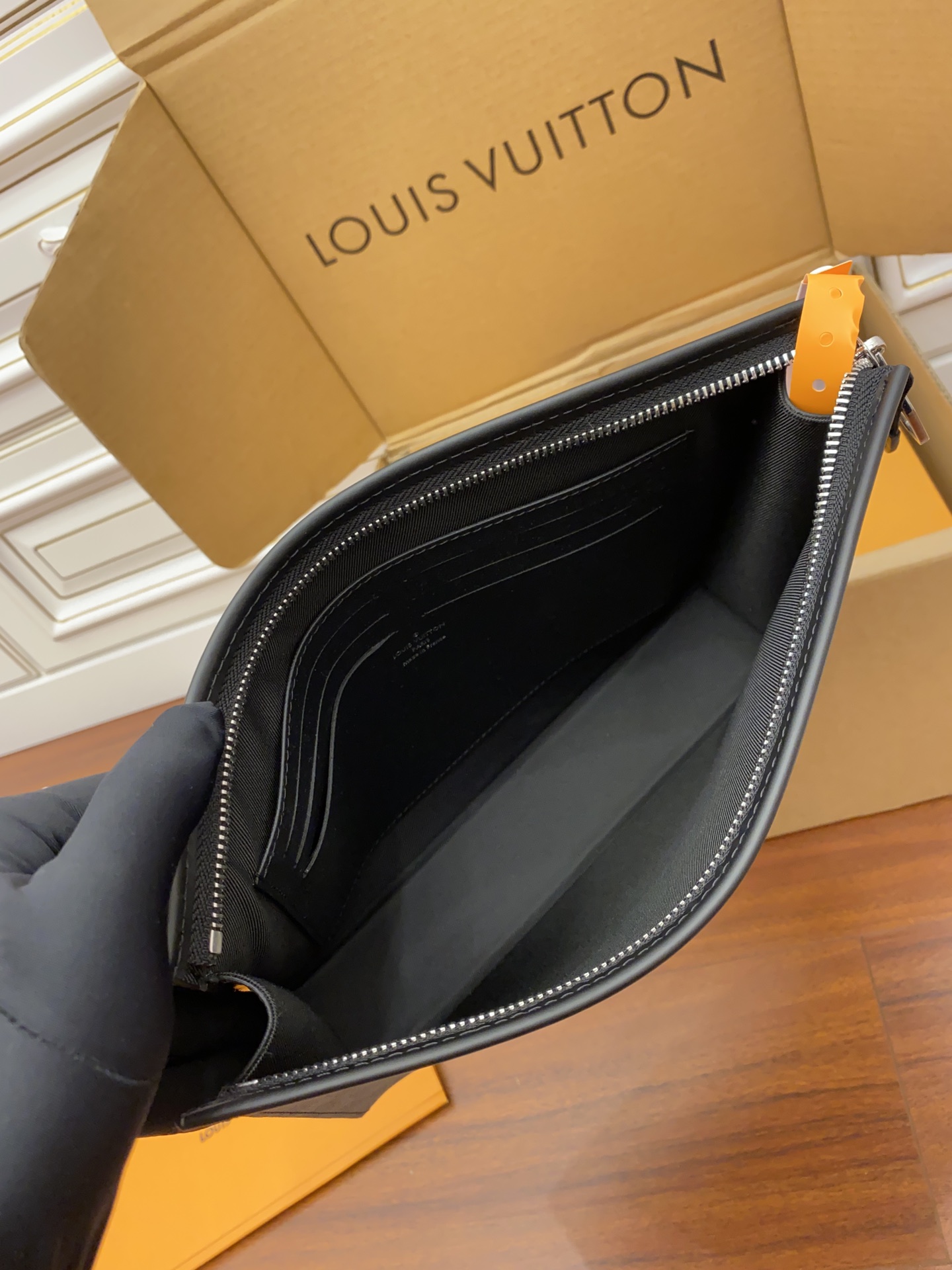 Clutch Cầm Tay Pochette Voyage M41696