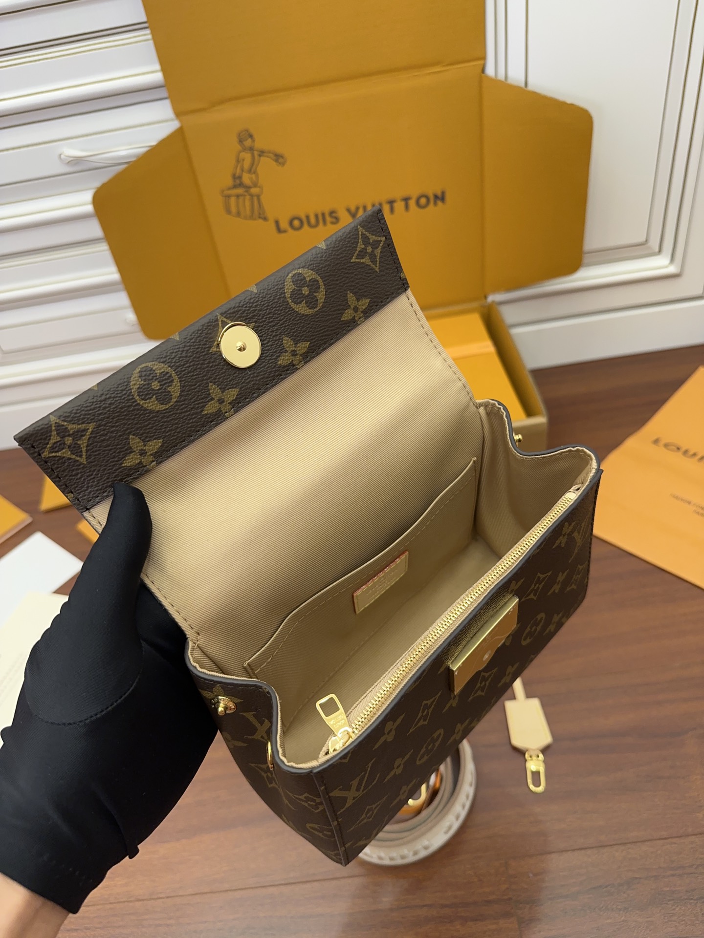 Túi Đeo Chéo Nữ Louis Vuitton LV Cluny Mini M46055 Màu Nâu