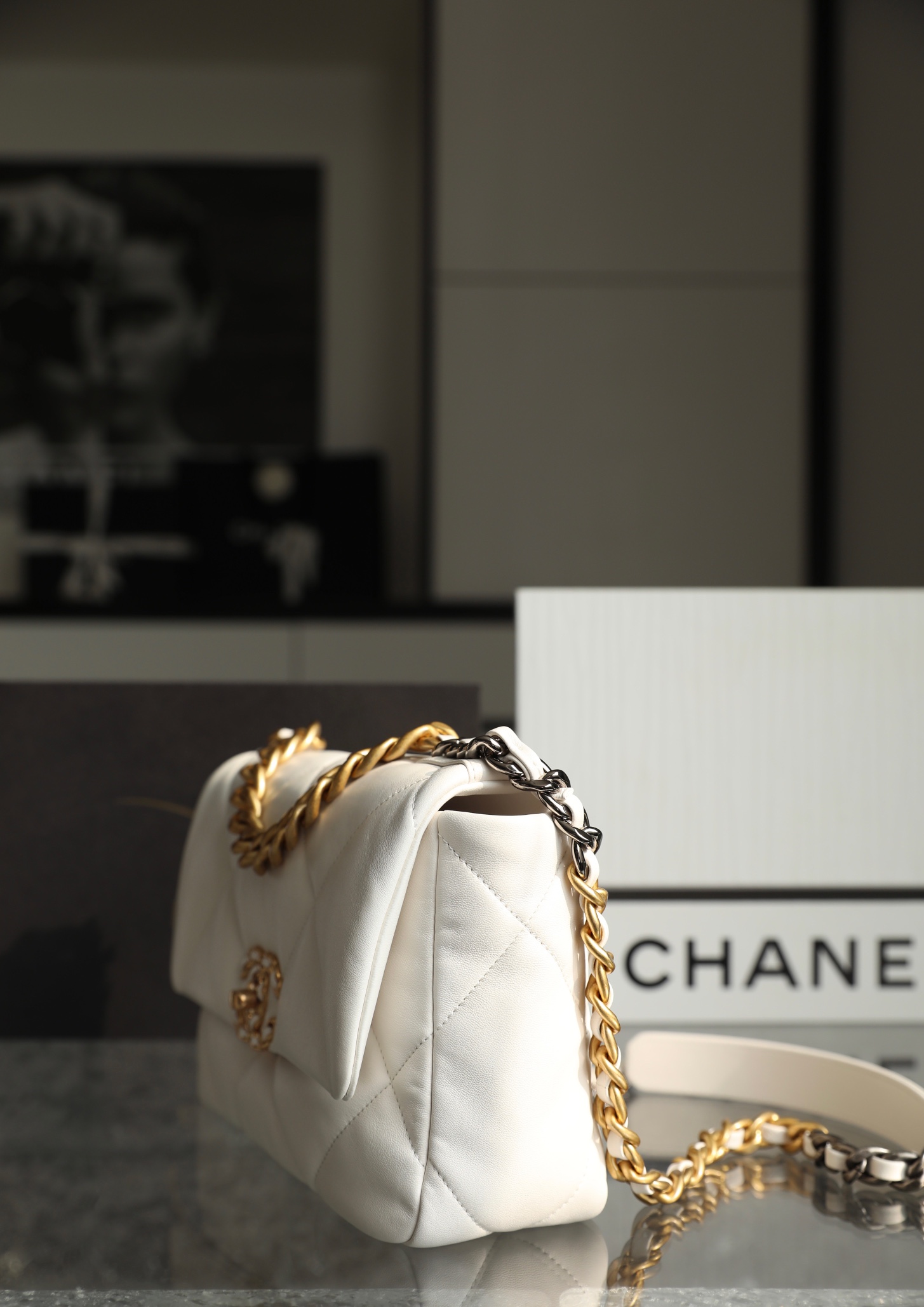Túi xách Chanel C19 Bag trắng 