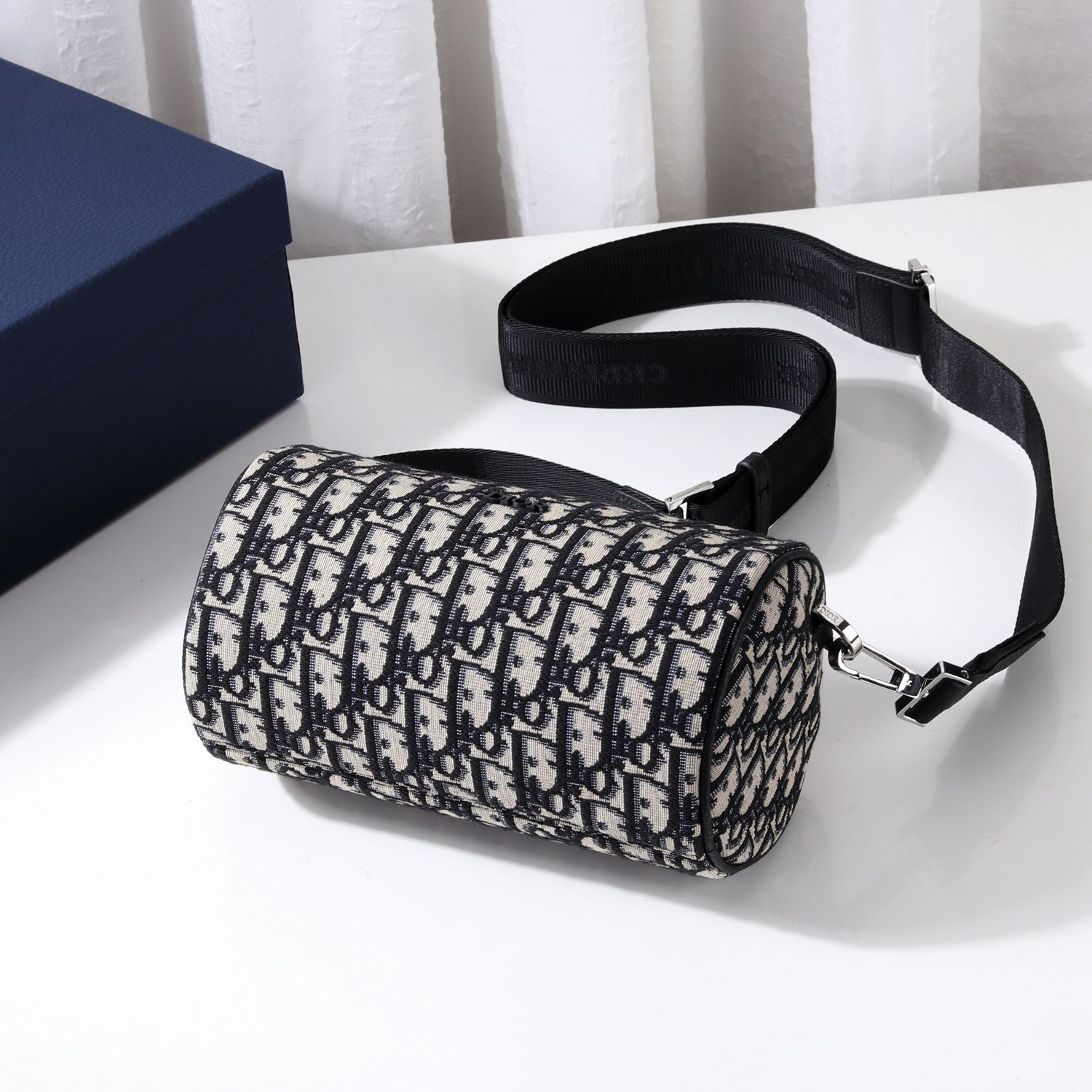Túi Xách Nam Dior Roller Màu Trắng 9011