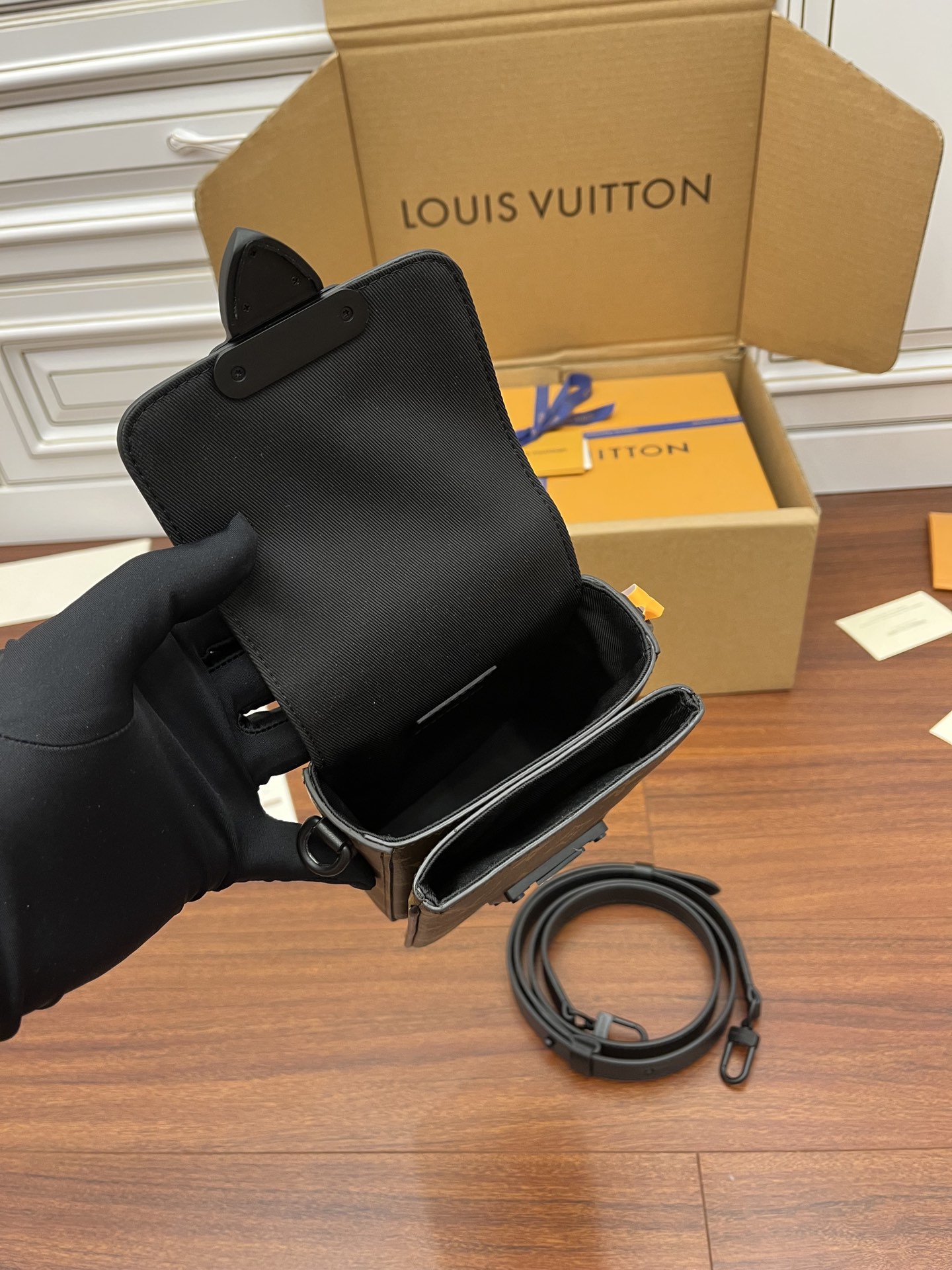 Túi Portefeuille S-Lock Vertical Wearable m81522 Màu Nâu Đen