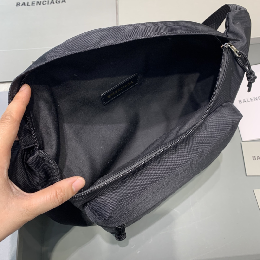 Túi đeo hông BALENCIAGA màu đen 180613