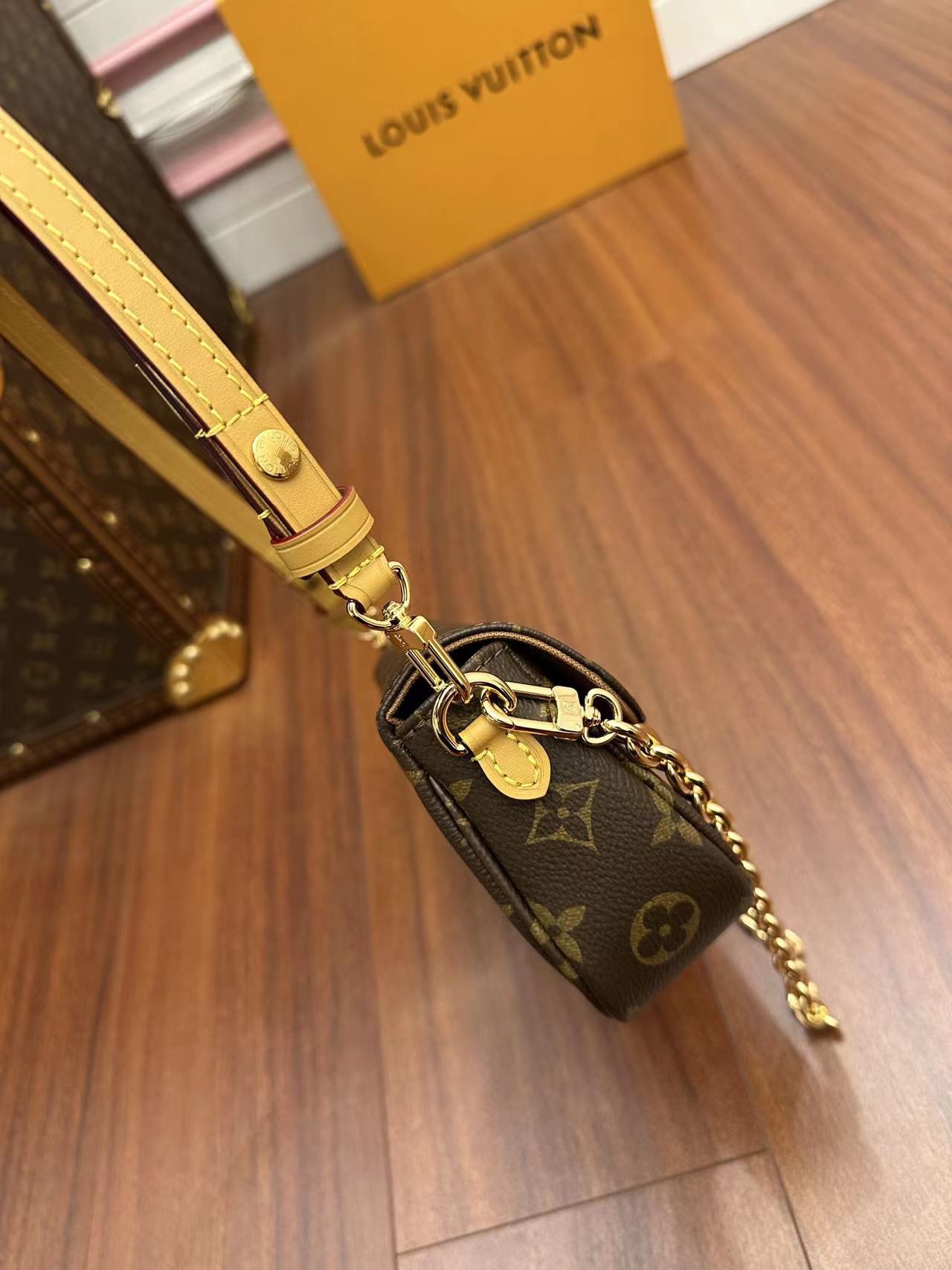 Túi Đeo Vai Nữ Louis Vuitton LV Ivy Wallet On Chain Bag M81911 Màu Nâu Đen
