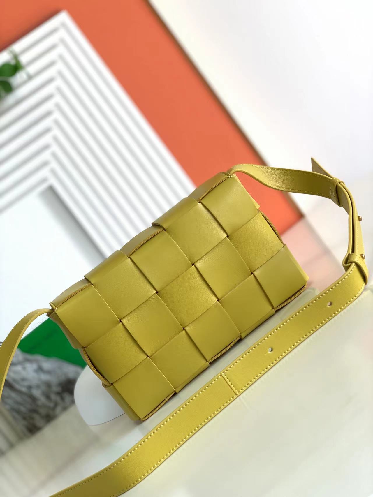 Bottega Veneta Cassette Màu vàng 