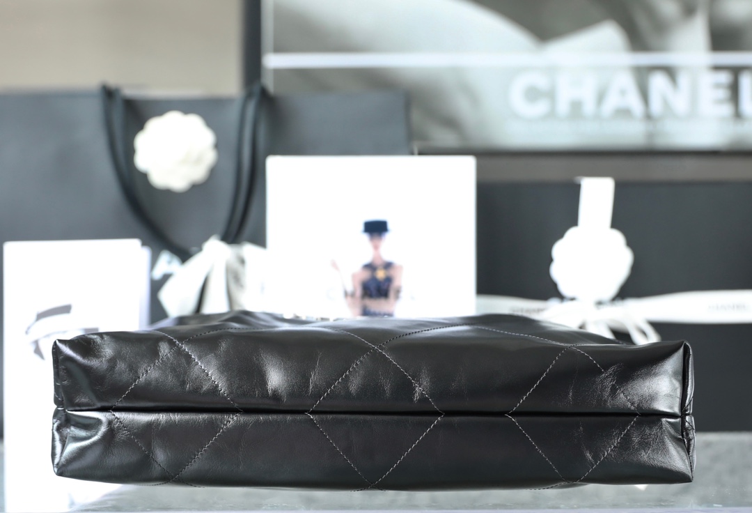 Túi xách Channel 22 Bag đen dây bạc 