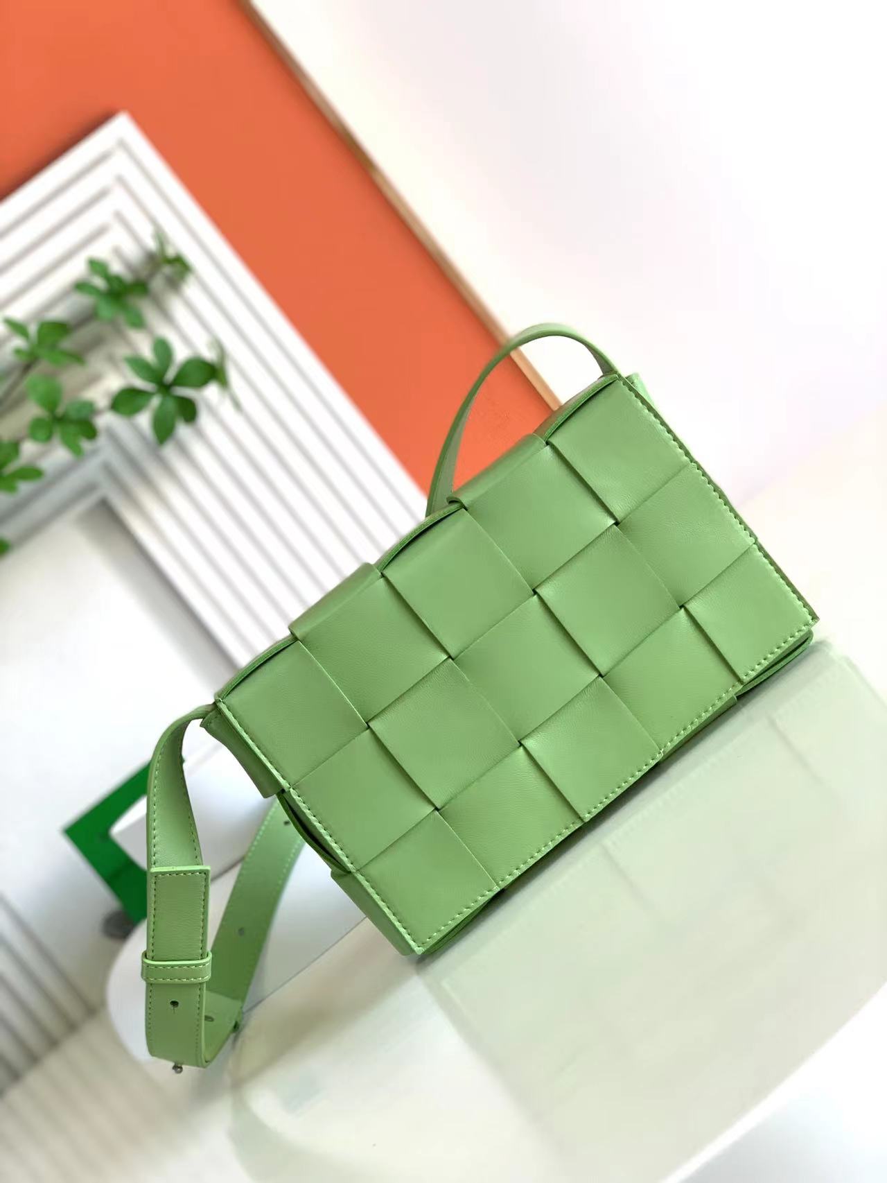 Bottega Veneta Cassette Màu Xanh Lá