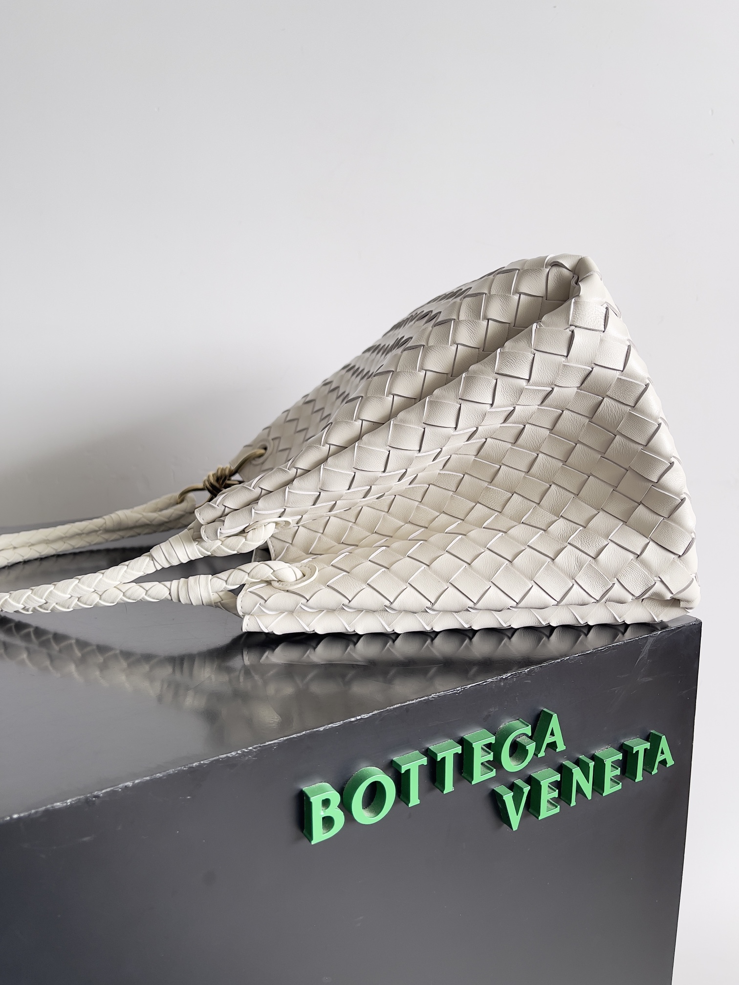 Túi xách nữ bottega veneta màu be 796571