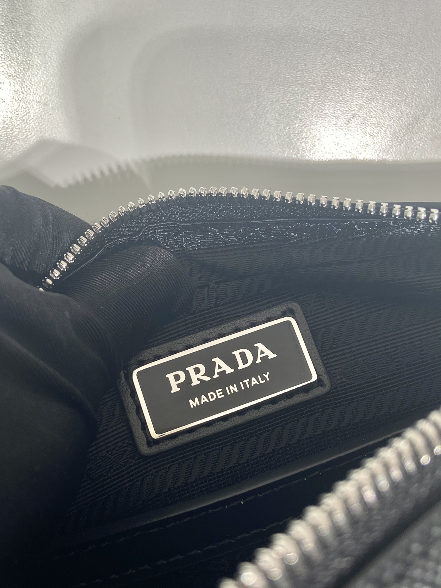 Túi xách Prada 2VH170 màu đen 