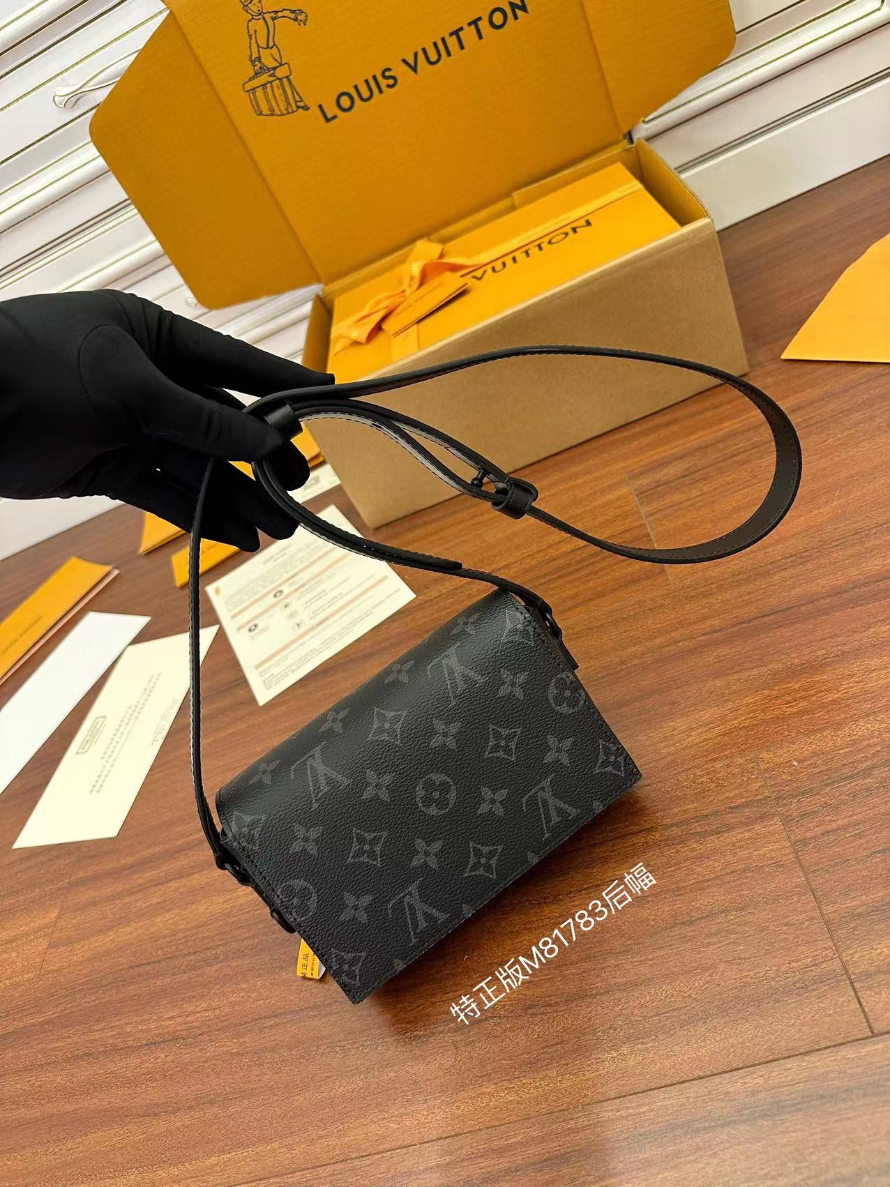 Túi xách Portefeuille Steamer Wearable M81783