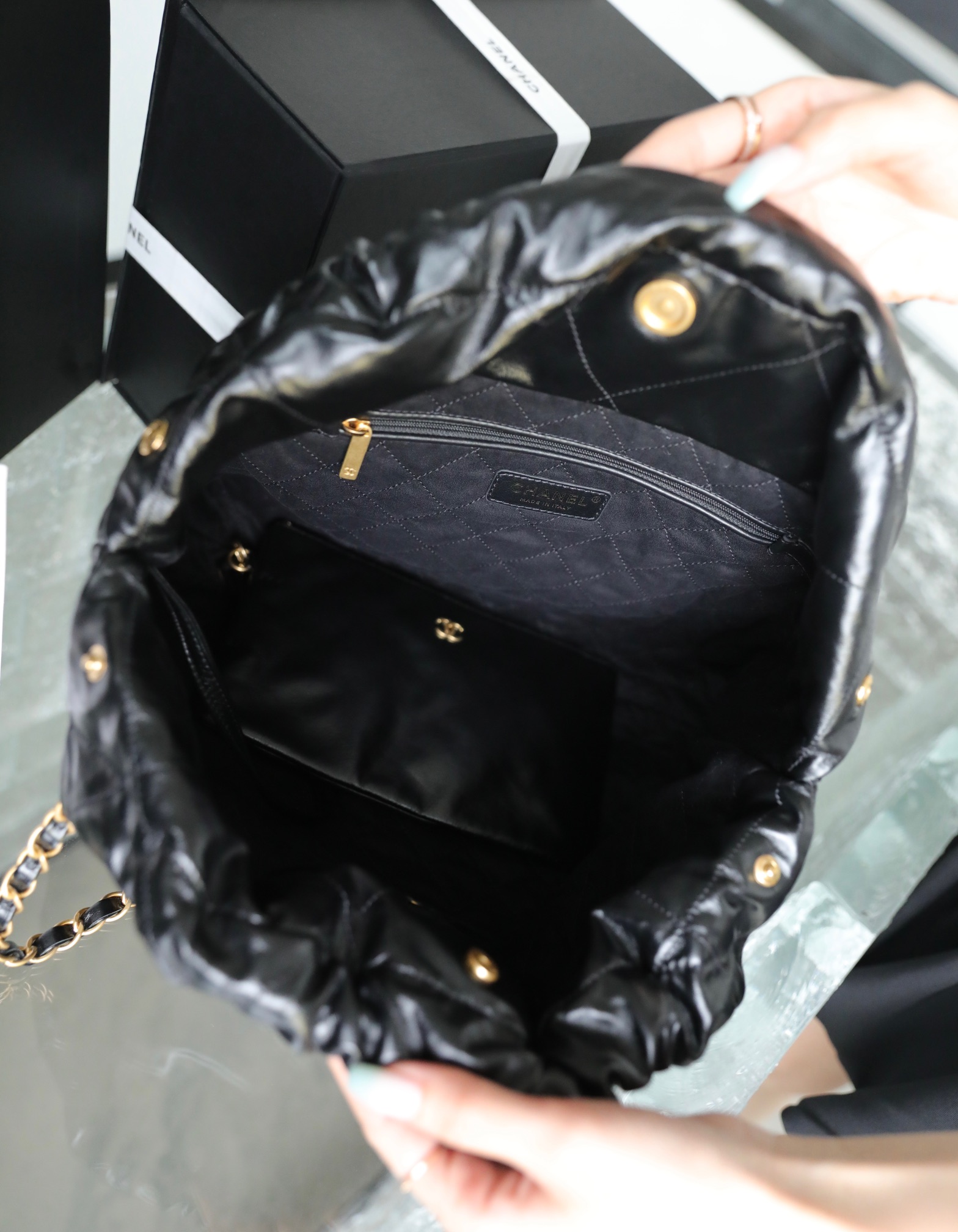 Túi xách Channel 22 Bag đen dây vàng 