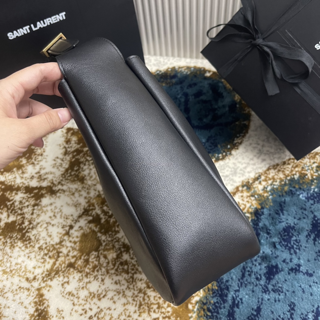 Túi xách YSL LE 5À7 HOBO màu đen 713938