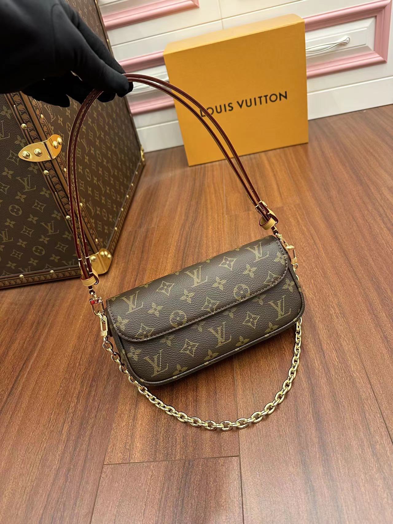 Túi Đeo Vai Nữ Louis Vuitton LV Ivy Wallet On Chain Bag M81911 Màu Nâu Đen