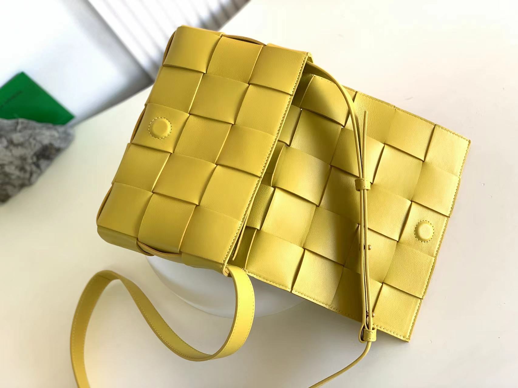 Bottega Veneta Cassette Màu vàng 