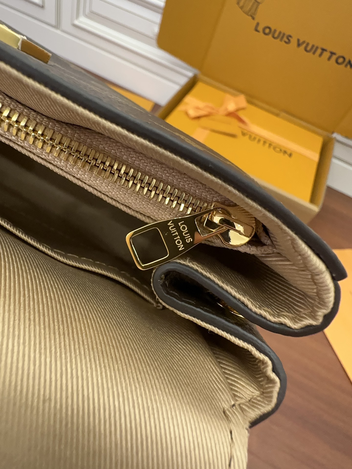 Túi Đeo Chéo Nữ Louis Vuitton LV Cluny Mini M46055 Màu Nâu