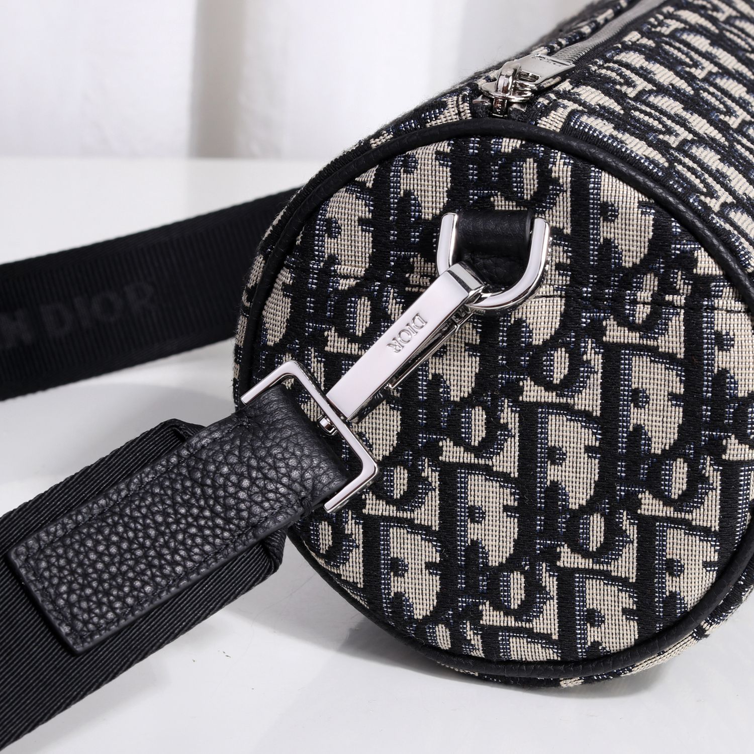 Túi Xách Nam Dior Roller Màu Trắng 9011