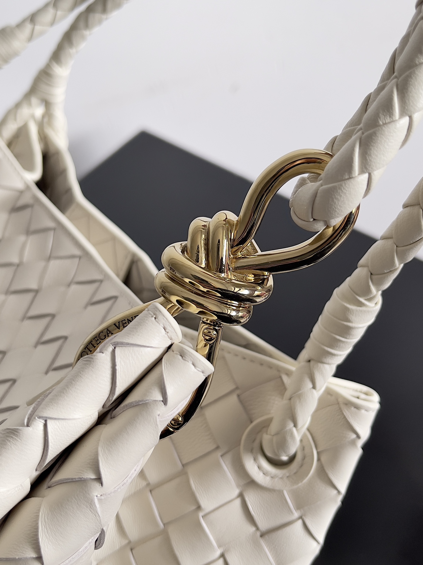 Túi xách nữ bottega veneta màu be 796571