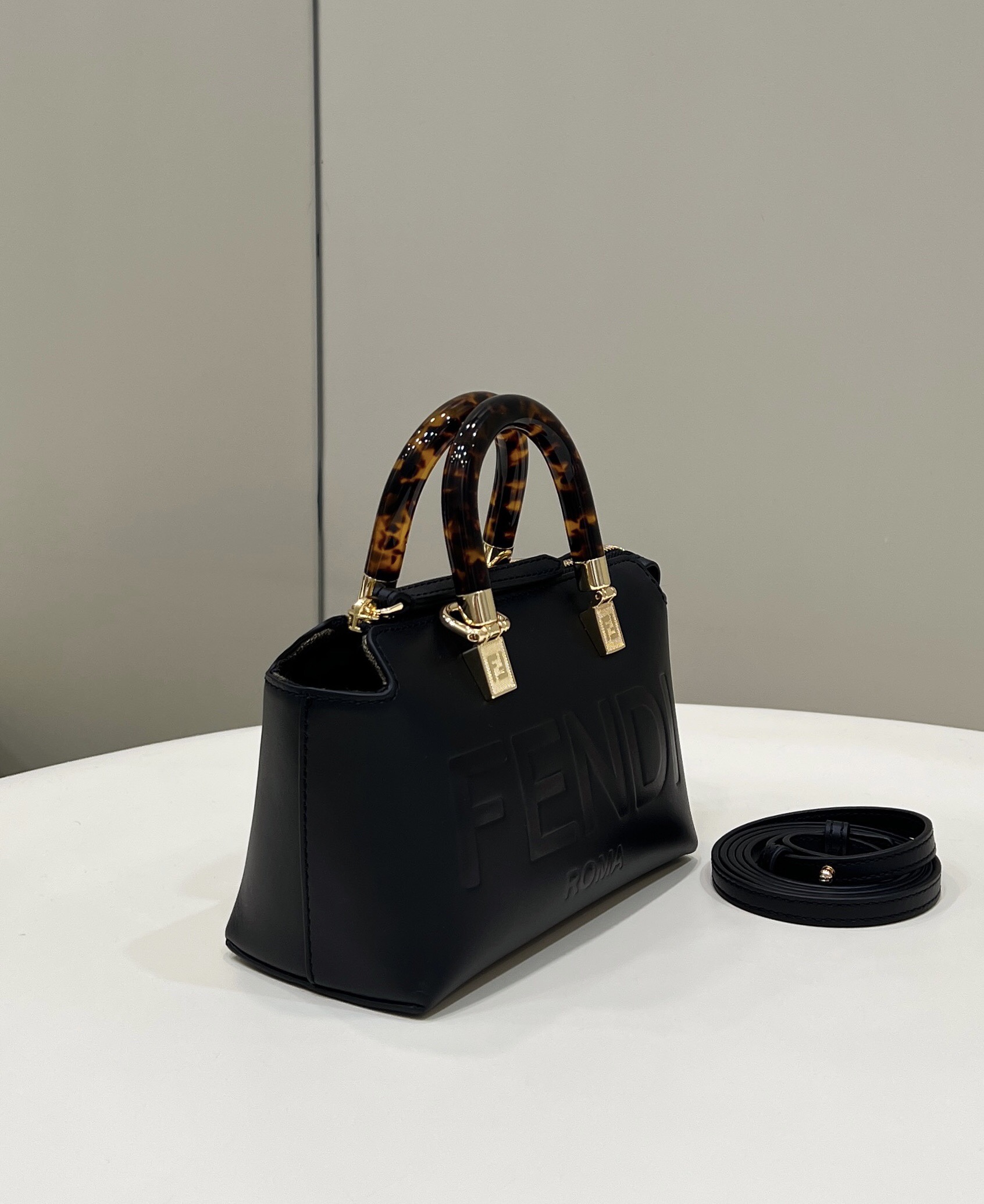 TÚI NỮ BASIC FENDI 8570 