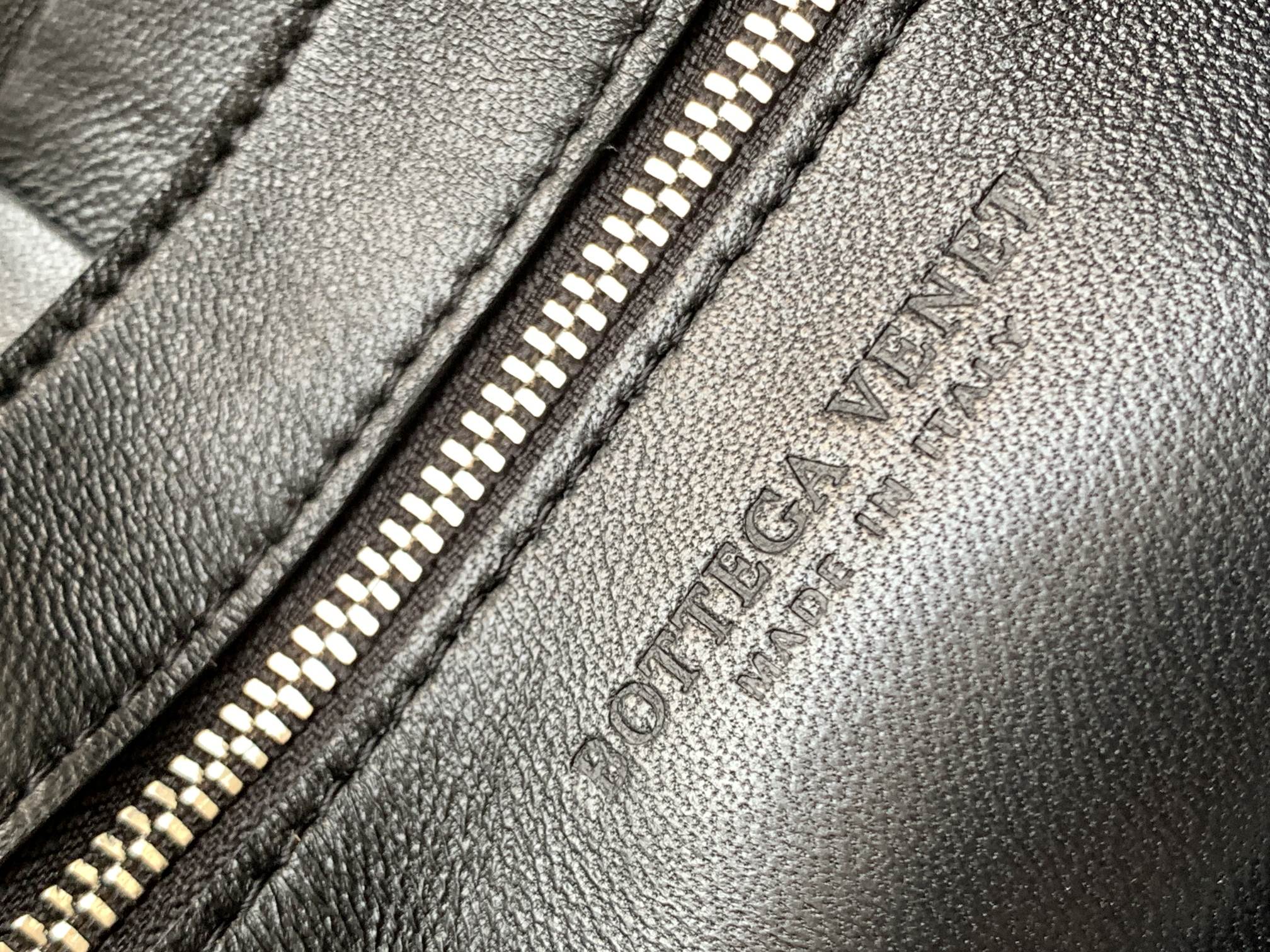 Bottega Veneta Cassette Màu Đen 