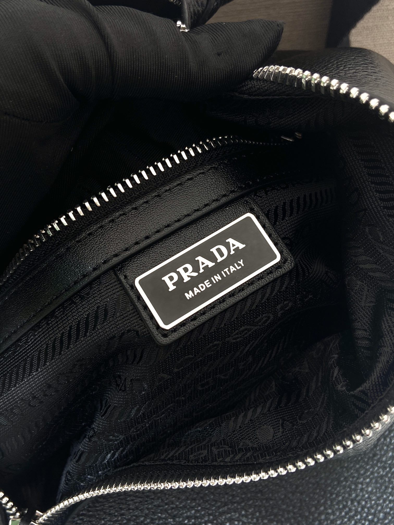 Túi đeo chéo nam Prada 2VZ092