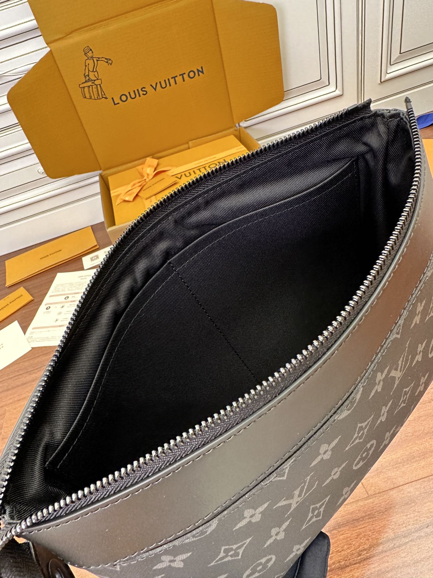 Túi NamPochette Voyage Souple m82543 Màu Đen 