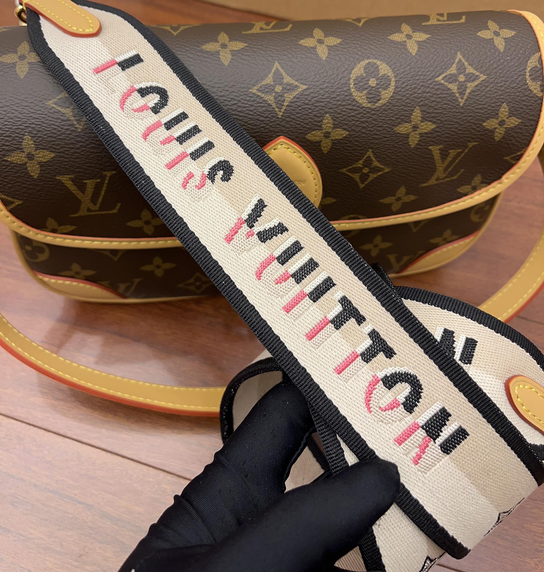 Túi Đeo Chéo Nữ Louis Vuitton LV Diane M45985 Màu Nâu