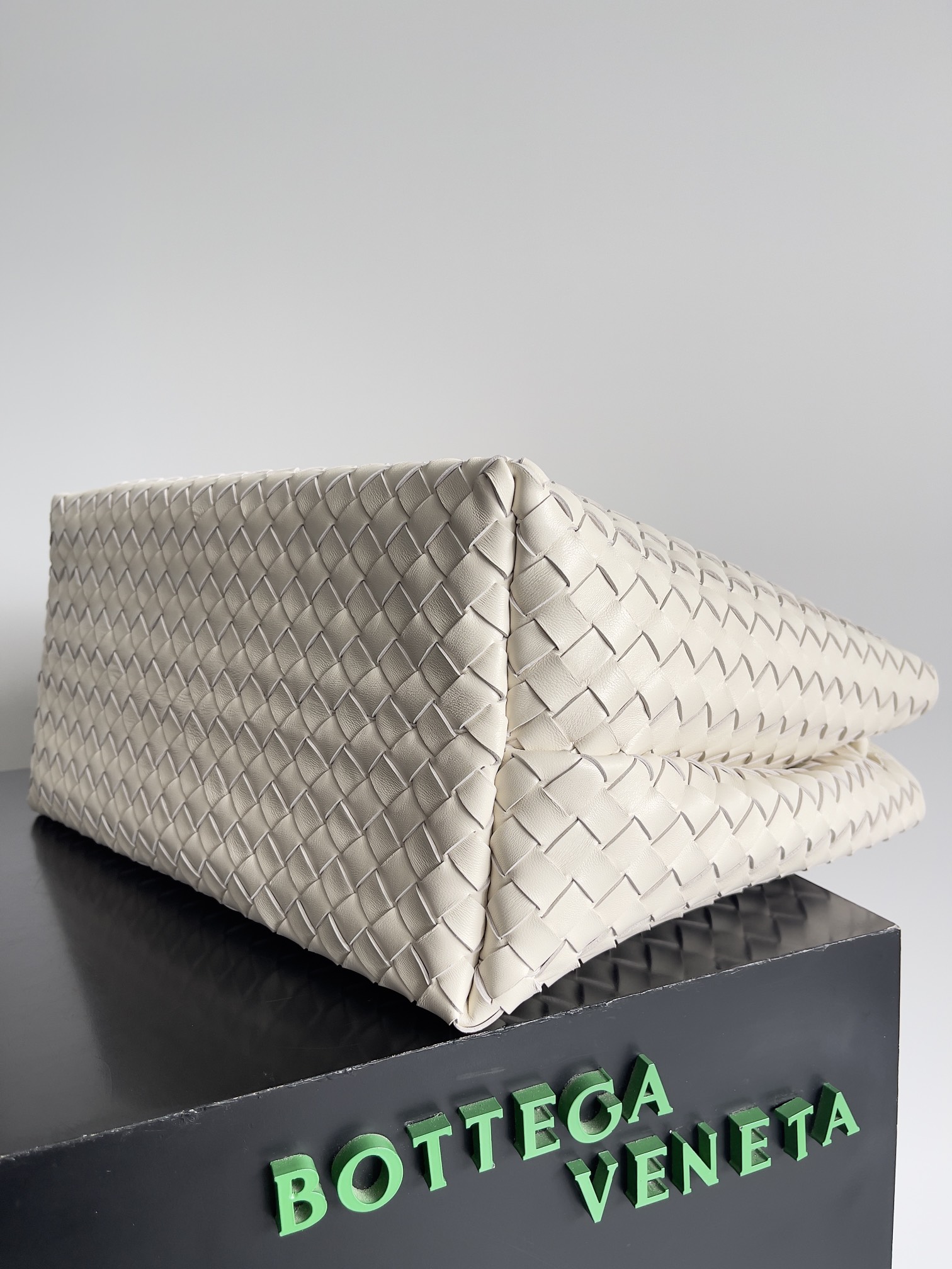 Túi xách nữ bottega veneta màu trắng 743575
