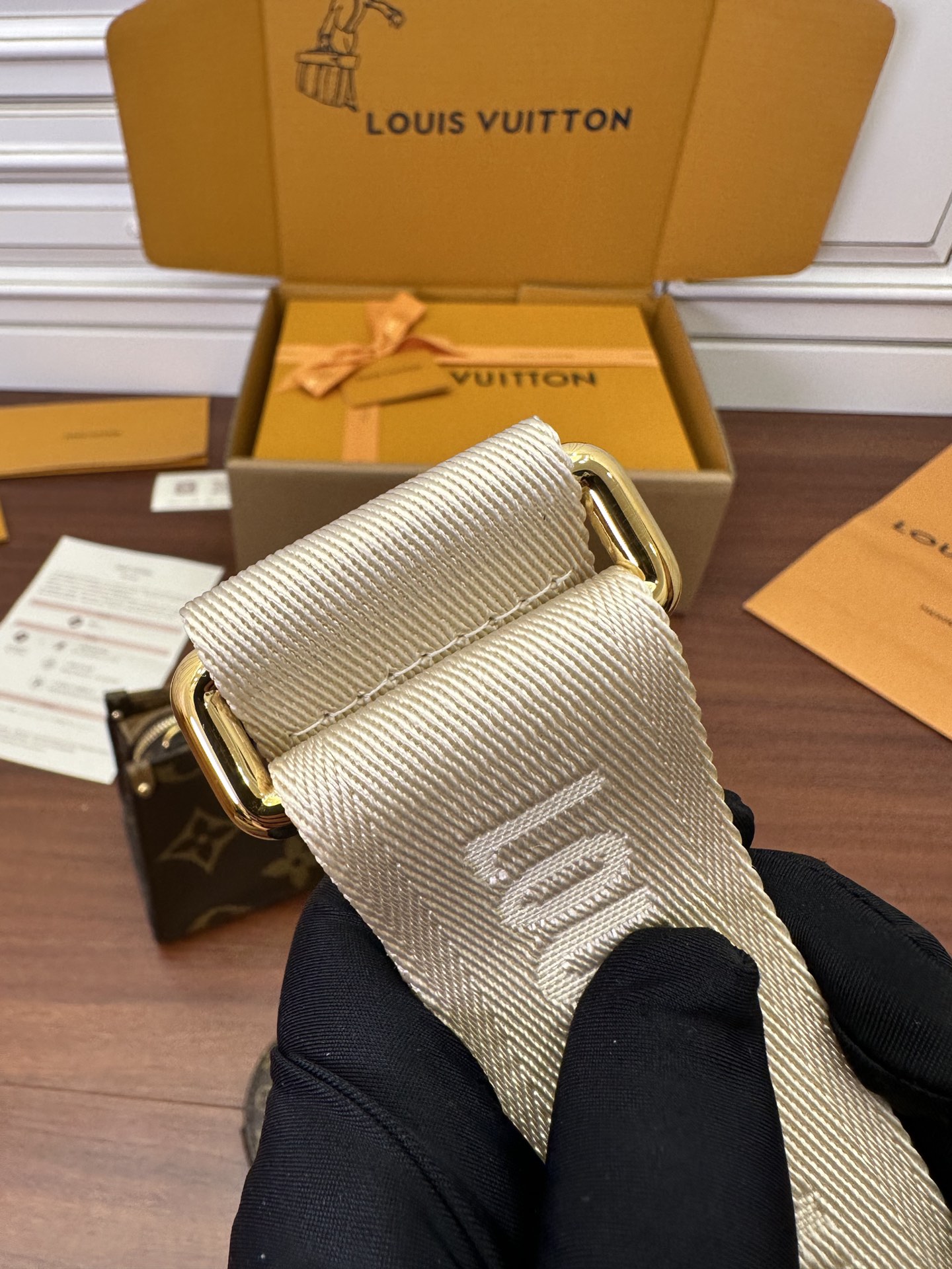 Túi Đeo Chéo Nữ Louis Vuitton LV OnTheGo East West M46653 Màu Nâu N-HM