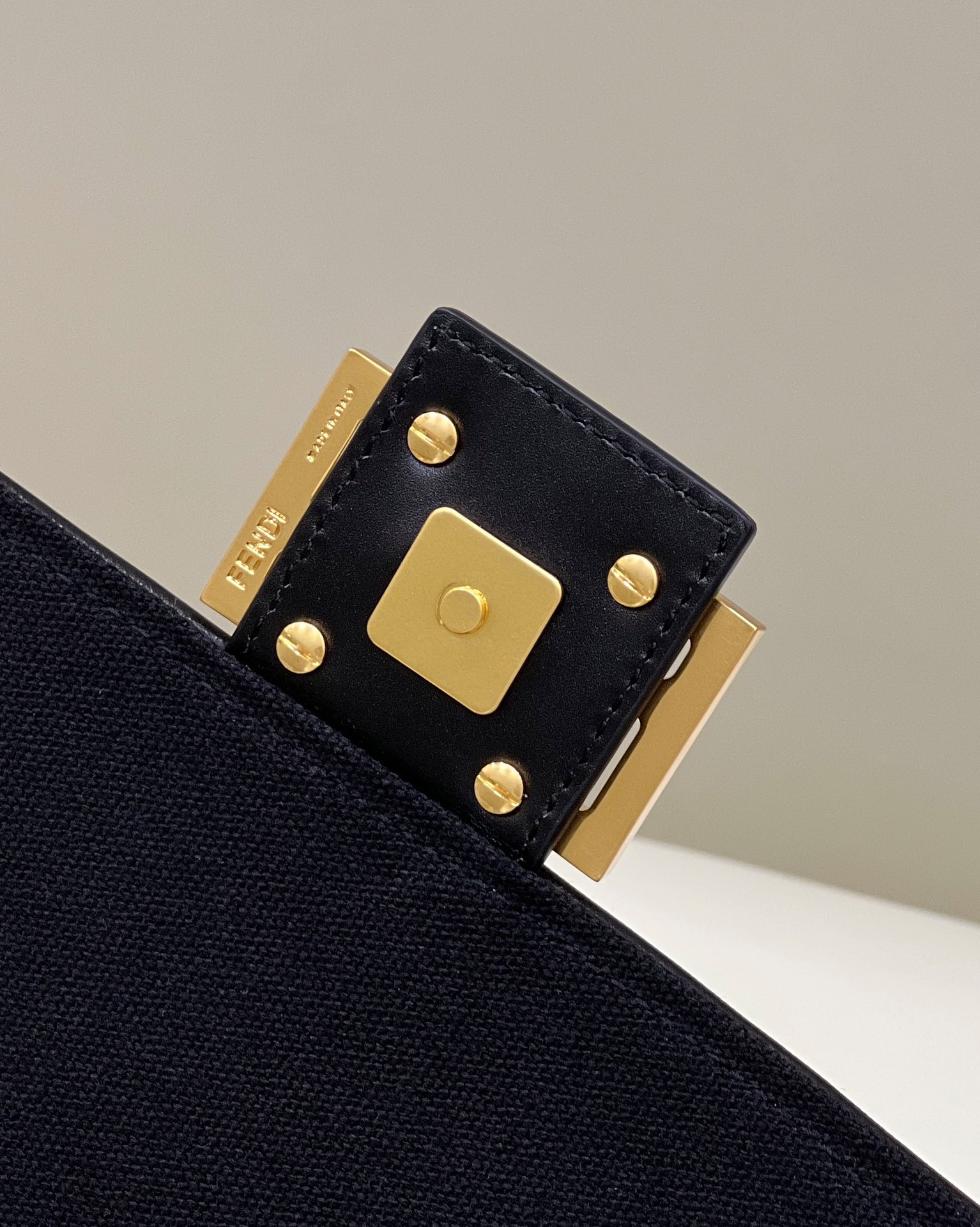 TÚI CỔ ĐIỂN 8598 FENDI 