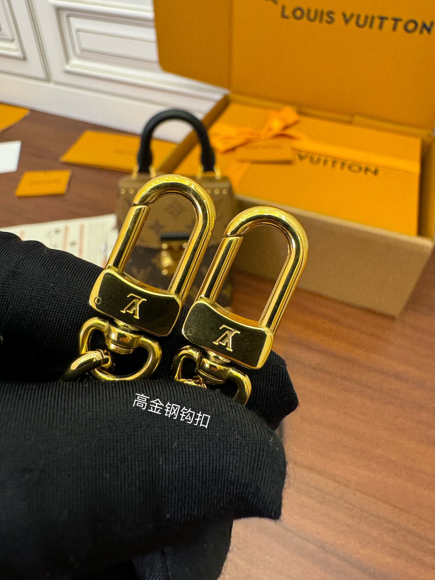 Túi Đựng Điện Thoại Louis Vuitton LV M82465 Camera Box Màu Nâu Vàng N-HM