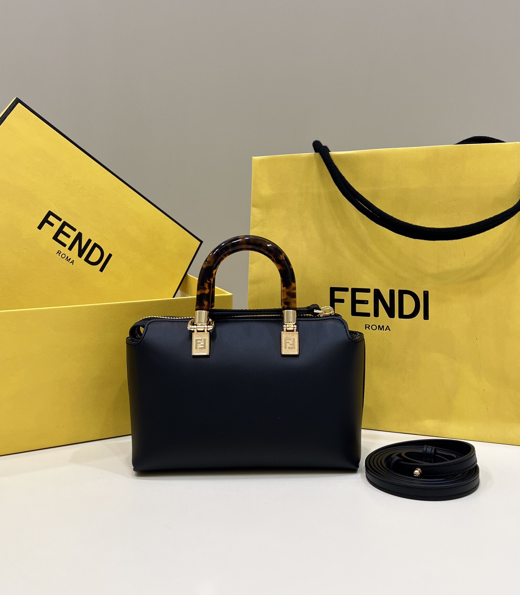 TÚI NỮ BASIC FENDI 8570 