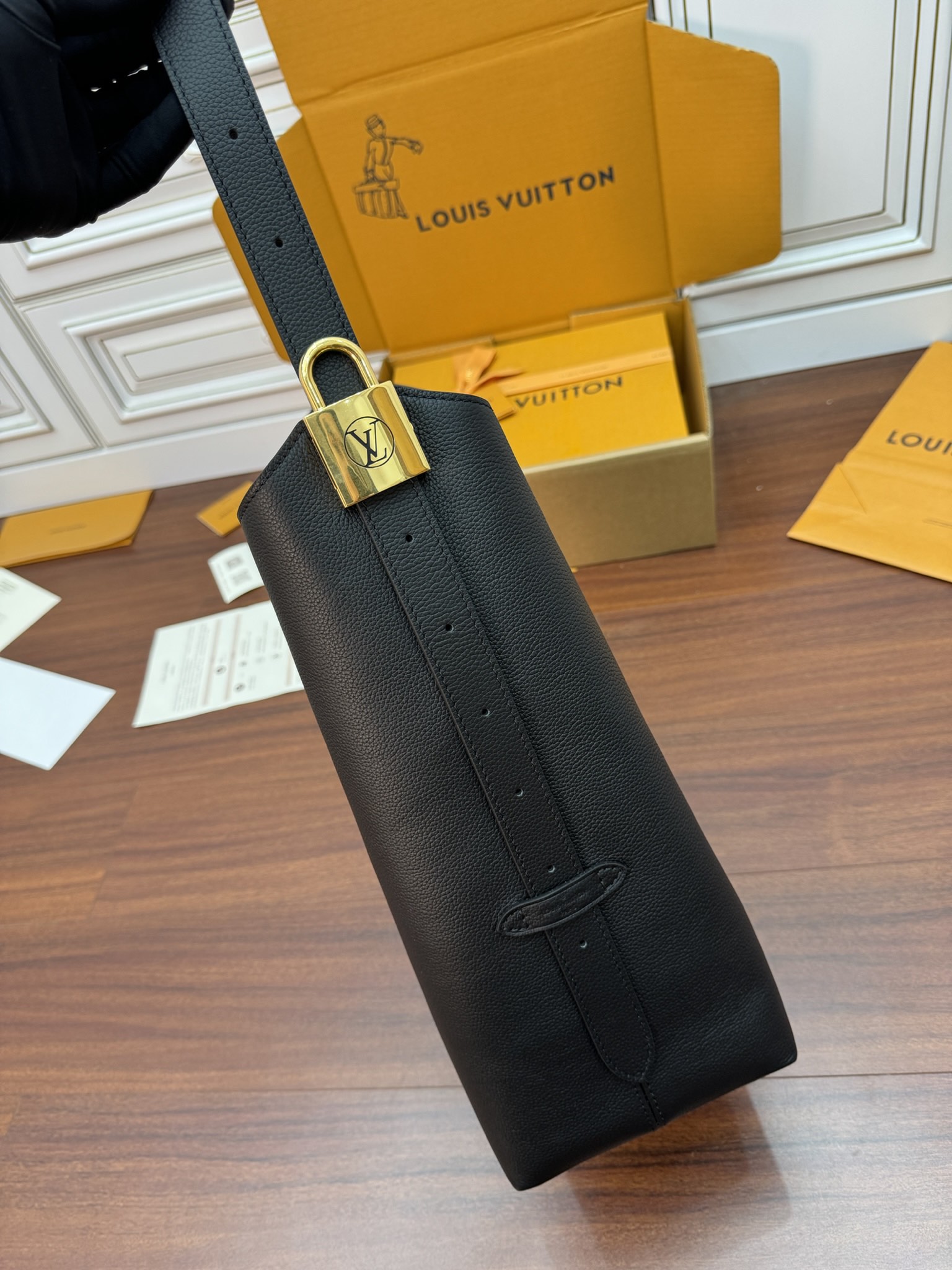 Túi Xách Nữ Louis Vuitton Low Key Hobo MM M24856