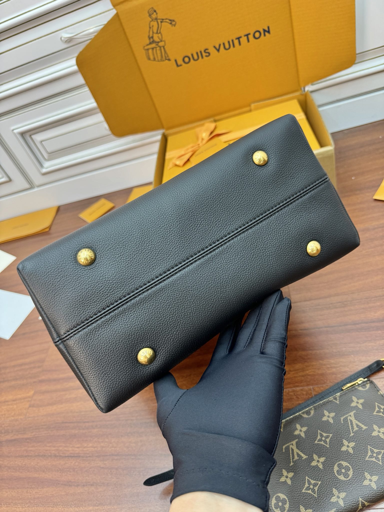 Túi Xách Nữ Louis Vuitton Low Key Hobo MM M24856