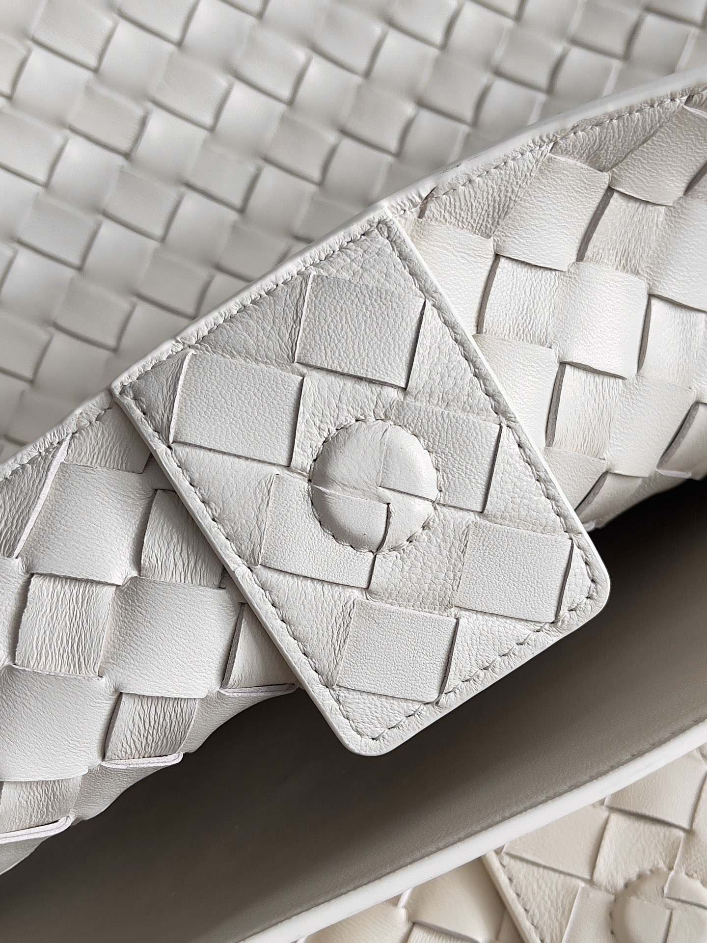 Túi xách nữ bottega veneta màu trắng 743575